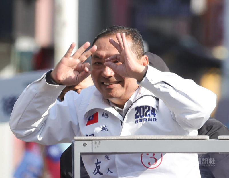 國民黨總統候選人侯友宜（圖）6日上午到新北市板橋區進行車隊掃街拜票，比出3號手勢爭取民眾支持。中央社記者謝佳璋攝　113年1月6日