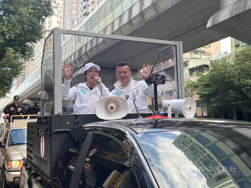 民眾黨副總統候選人吳欣盈（前左）7日一早前往台中進行車隊掃街拜票，從民眾黨台中市黨部出發，下午再轉往南投縣車掃。中央社記者郝雪卿攝 113年1月7日