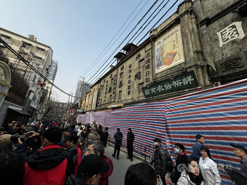 「醬園弄」改編自發生在1944年上海的真實案件，從正在搭建的場景可以看見劇組試圖重現當時上海風貌的街景與招牌。中央社記者吳柏緯上海攝  113年1月7日