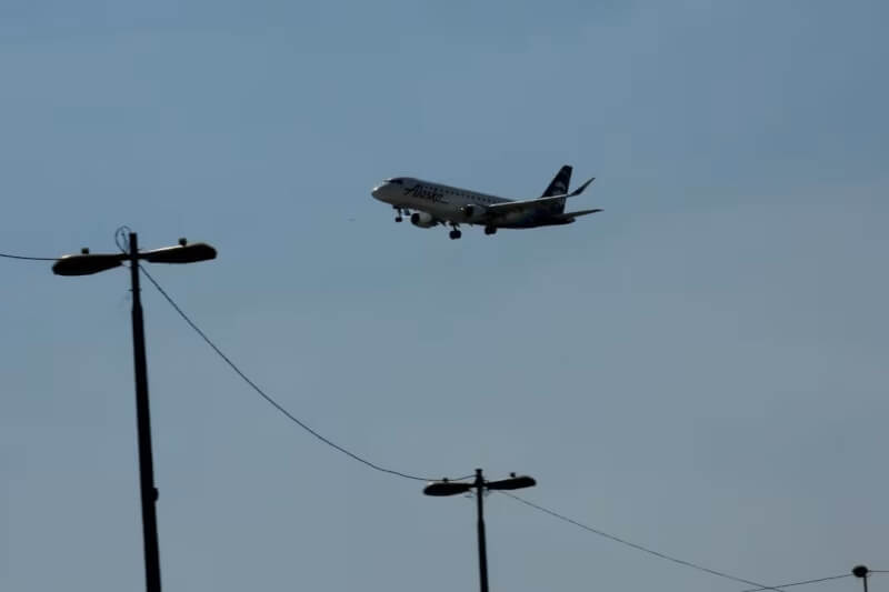 圖為阿拉斯加航空一架飛機降落在墨西哥貝尼托華雷斯機場。（路透社）