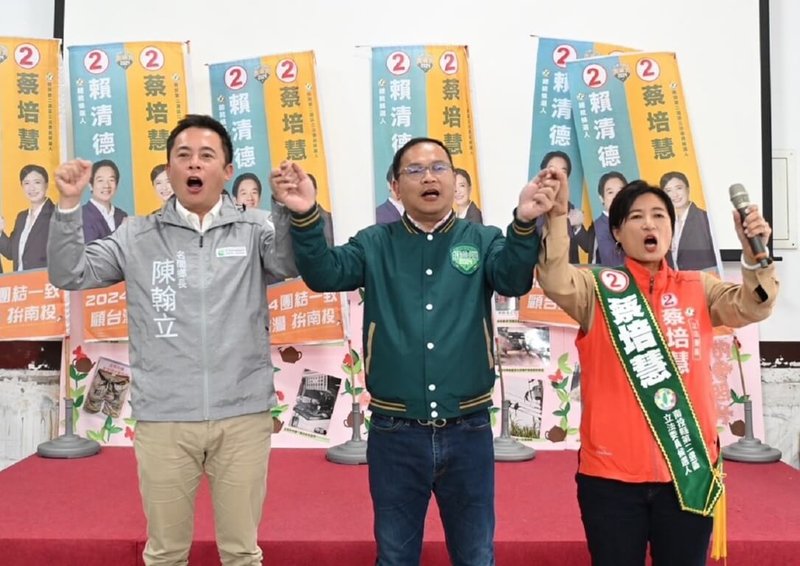 民進黨南投縣第2選區立法委員候選人蔡培慧（右）7日與黨籍不分區立委候選人王義川（中）至名間鄉與鄉親座談，在選前倒數關鍵時刻力拚選情。（蔡培慧團隊提供）中央社記者蕭博陽南投縣傳真  113年1月7日