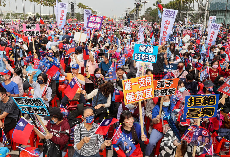 國民黨7日下午在高雄夢時代前廣場舉行「台灣平安 人民侯康」高雄團結勝利大會，許多支持者到場，高舉看板、揮舞國旗相挺。中央社記者鄭清元攝 113年1月7日