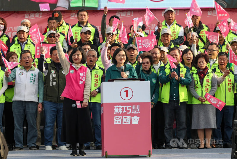 總統蔡英文（中致詞者）7日現身新北市樹林區參加民進黨立委候選人蘇巧慧（前左）舉辦的造勢活動，呼籲選民支持民進黨優秀人才，讓蘇巧慧續留國會為地方打拚。中央社記者吳家昇攝  113年1月7日