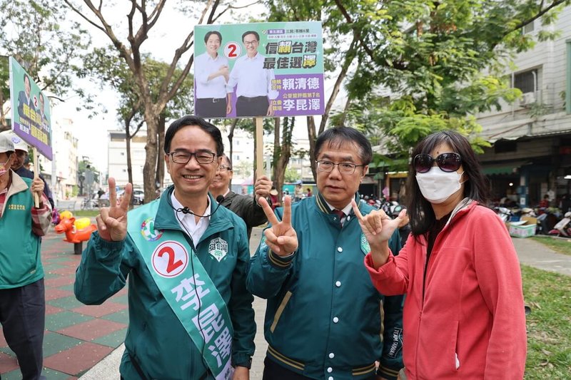 民進黨高雄市第5選區立委候選人李昆澤（前左）7日邀請台南市長黃偉哲（前中）到市場掃街拜票，黃偉哲也呼籲選民讓李昆澤連任，為高雄進步繼續努力。（李昆澤競總提供）中央社記者蔡孟妤傳真  113年1月7日