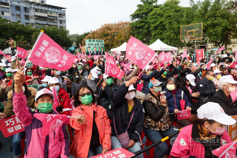 民進黨新北市立委候選人蘇巧慧選前關鍵時刻衝選情，7日下午在樹林區舉辦「選前大團結」造勢活動，大批支持者到場揮舞旗幟，熱情加油。中央社記者吳家昇攝  113年1月7日