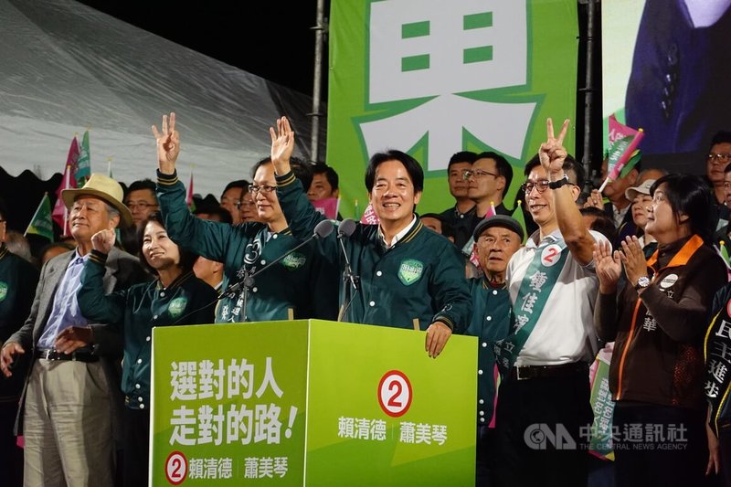 民進黨總統候選人賴清德（前中）7日晚間到屏東出席「TEAM屏東站出來」選前造勢晚會，致詞強調他與副手搭檔蕭美琴是所有總統候選人中最認真的，未來秉持團結守護台灣、穩定帶領台灣向前行、堅定信賴台灣等3項重大使命，將走在對的路上，持續壯大台灣。中央社記者李卉婷攝 113年1月7日