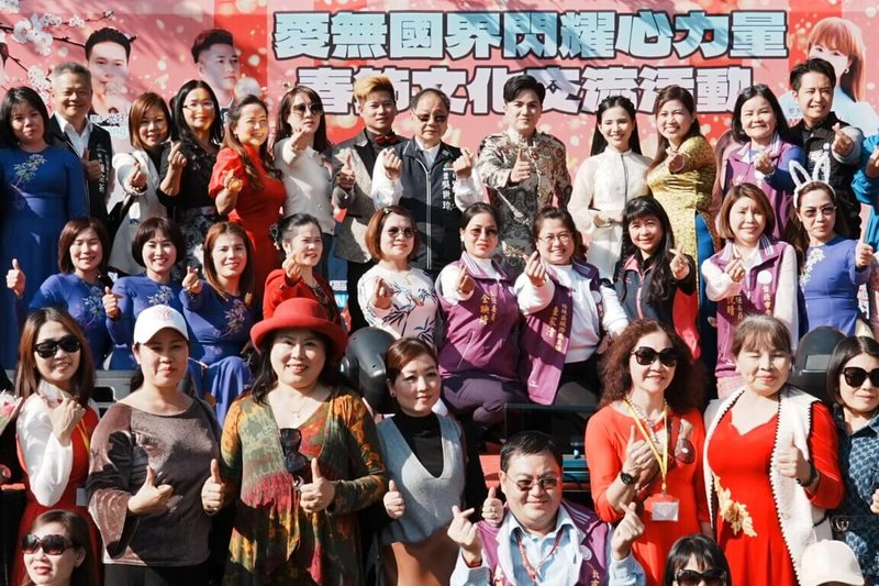 台灣新移民協會7日在台中公園舉辦「愛無國界閃耀心力量」春節文化交流活動，邀請多名越南歌手來台演唱，吸引許多民眾到場共襄盛舉。（台中市政府提供）中央社記者蘇木春傳真  113年1月7日