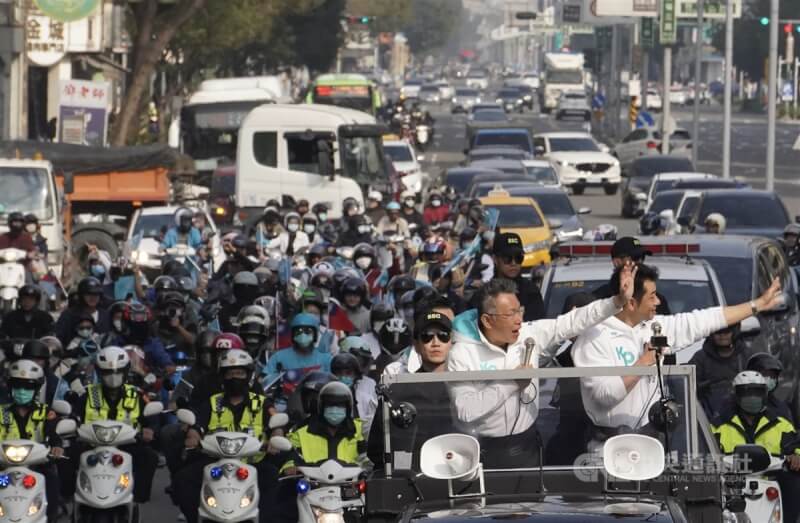 民眾黨總統候選人柯文哲（車上前左）7日在高雄安排車隊掃街行程，沿途向路旁民眾揮手致意，全力催票、衝刺選情。中央社記者董俊志攝 113年1月7日