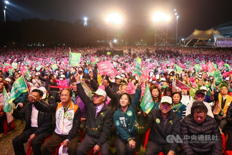 民進黨新北市新莊區舉行大型造勢晚會，熱情支持者擠滿會場，搖旗吶喊為民進黨加油。中央社記者王騰毅攝 113年1月6日