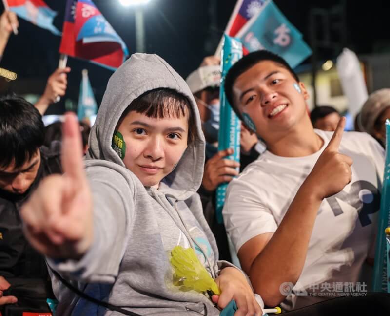 民眾黨台中大里振坤宮廣場造勢晚會，有年輕支持者到場相挺，比出1號手勢為柯文哲加油。中央社記者鄭清元攝 113年1月6日