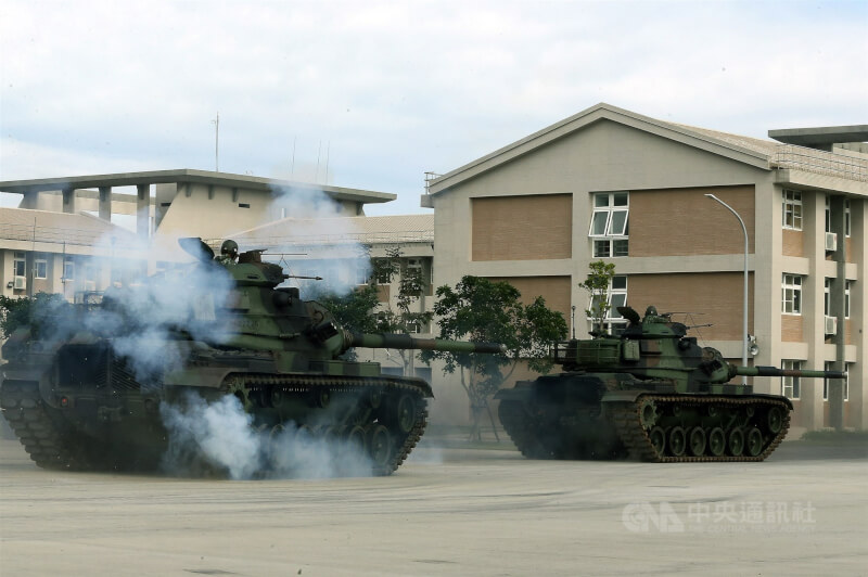 圖為花防部戰車戰鬥隊實施「佳山基地反空機降縮短距離演練」，M60A3戰車在演練行進間射擊。（中央社檔案照片）