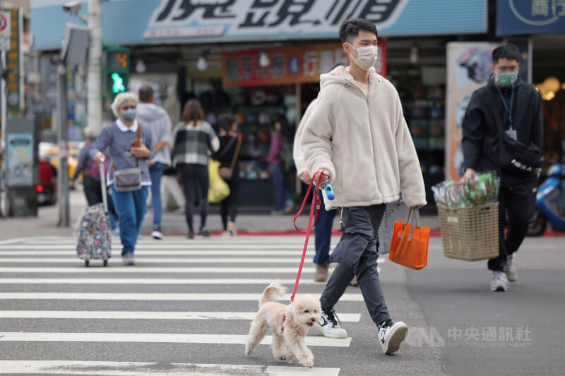 圖為台北市南港區街頭民眾穿著保暖外套外出。（中央社檔案照片）