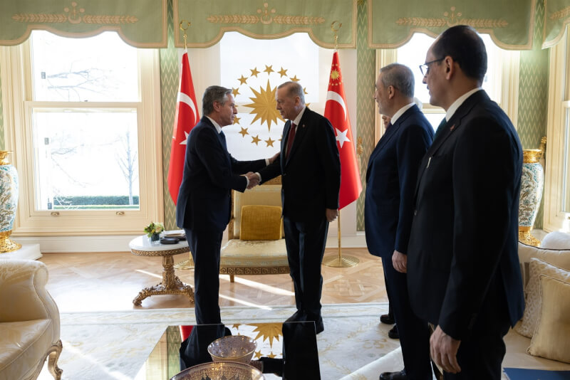 美國國務卿布林肯（左1）進行為期1週的出訪行程，6日先在伊斯坦堡會見土耳其總統艾爾段（左2）（圖取自twitter.com/SecBlinken）