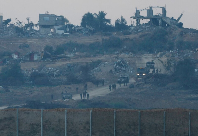 圖為6日以色列軍隊在以色列與加薩邊境移動。（路透社）