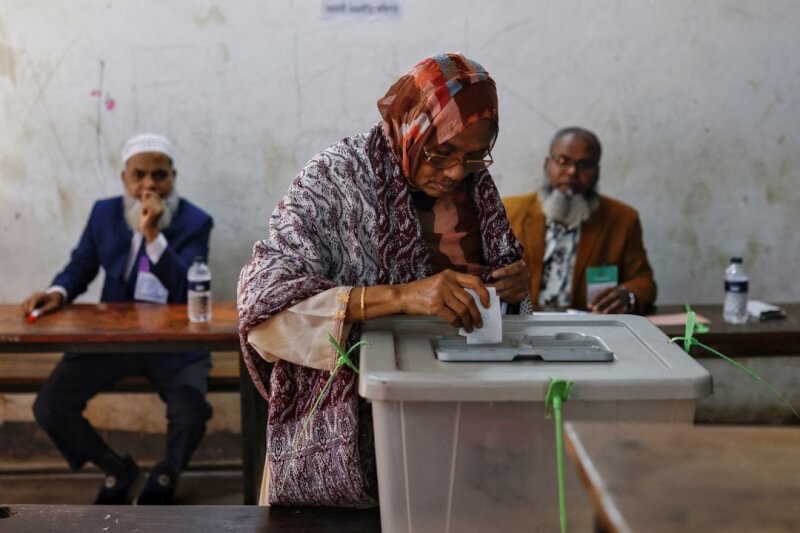 圖為1名孟加拉婦女將選票投入票匭中。（路透社）