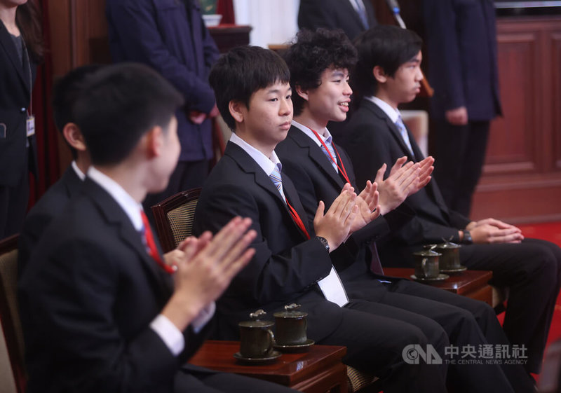 總統蔡英文8日接見「2023年國際數理學科奧林匹亞競賽代表團」,蔡總統恭喜學生們獲得28金、17銀、6銅,以及4面榮譽獎,一共55面獎牌,創下百分之百的得牌率。圖為獲獎同學。中央社記者鄭傑文攝 113年1月8日