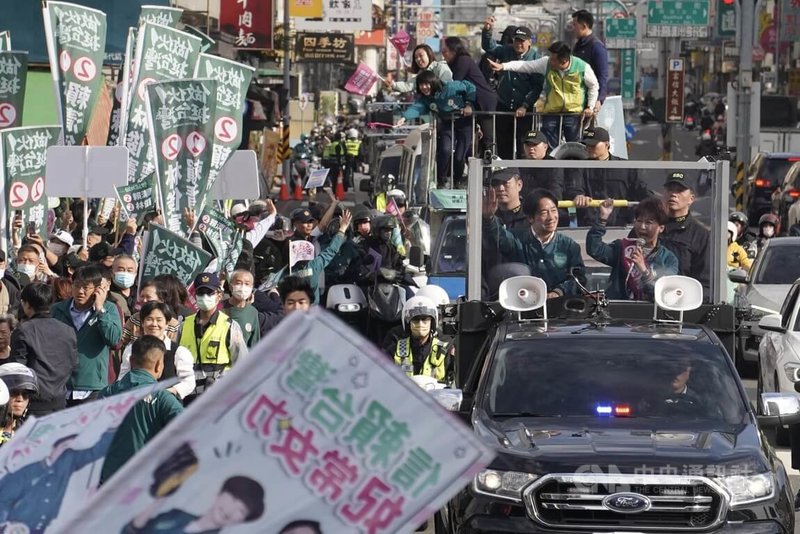 民進黨總統候選人賴清德（車上前左）與同黨立委候選人陳亭妃（車上前右）8日到台南市北區以車隊掃街，賴清德沿途向民眾揮手致意，懇請賜票。中央社記者董俊志攝 113年1月8日