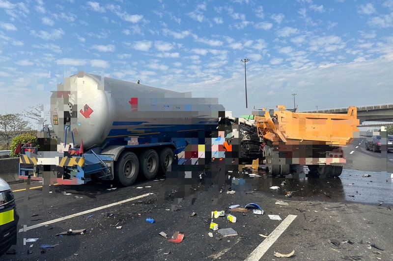 國道1號北向台南永康路段8日發生化學槽車與砂石車碰撞事故，化學槽車女駕駛受困，被消防人員救出送醫，無生命危險。（國道警方提供）中央社記者楊思瑞台南傳真  113年1月8日