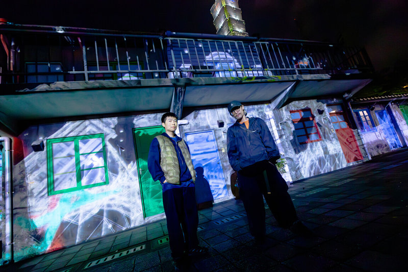 影像藝術家邱智群（右）與陳俊宇（左）攜手打造光雕藝術作品「監測移轉」，以「多重宇宙」為主題，試圖打破台北四四南村既定模樣，即日起展出。（BIOS提供）中央社記者王寶兒傳真  113年1月8日