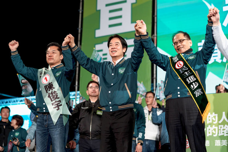 民進黨宜蘭縣選前黃金週造勢活動8日晚間在溪南聯合競總前廣場舉行，黨籍總統候選人賴清德（前中）、立委候選人陳俊宇（前左）、立法院長游錫堃（右）一同手牽手，與支持者高喊「凍蒜」。（民進黨提供）中央社記者王朝鈺傳真  113年1月8日