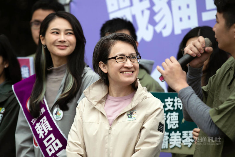 民進黨副總統候選人蕭美琴（中）8日上午赴新北汐止區，力挺同黨立委候選人賴品妤（左）。中央社記者游凱翔攝  112年1月8日