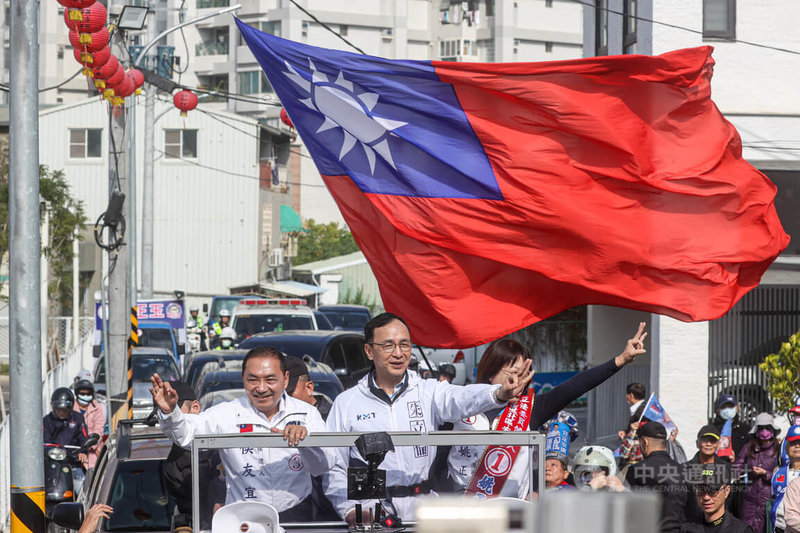 2024總統暨立委大選進入倒數階段，國民黨總統候選人侯友宜（車上左）與黨主席朱立倫（車上中）8日到台南市進行車隊掃街，車隊在巨幅國旗陪同下出發。中央社記者鄭清元攝　113年1月8日