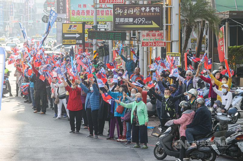 2024總統暨立委選舉進入最後倒數，國民黨總統候選人侯友宜8日上午在台南市進行車隊掃街，許多支持者在路邊揮舞國旗與競選旗幟，準備迎接侯友宜車隊為他加油。中央社記者鄭清元攝　113年1月8日