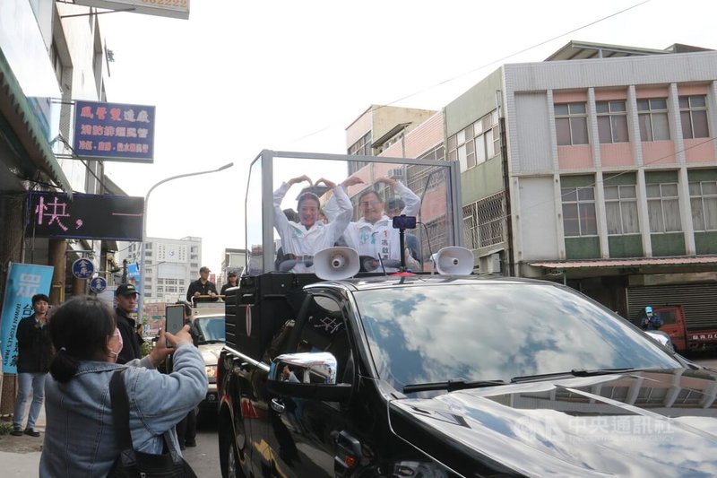 台灣民眾黨副總統候選人吳欣盈（車上前左）8日到苗栗進行車隊掃街拜票，沿途看到支持者為她加油，也高舉雙手比出愛心手勢回應，展現親和力。中央社記者管瑞平攝  113年1月8日