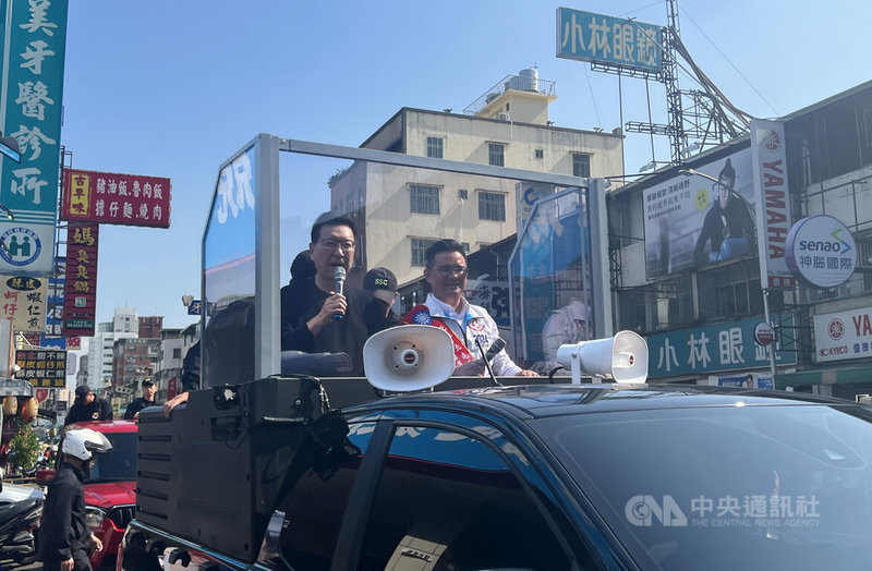 選戰倒數,國民黨副總統候選人趙少康(前左)8日站上宣傳車,陪同台中市立委候選人黃健豪(前右)車隊掃街,懇請選民支持。中央社記者郝雪卿攝 113年1月8日