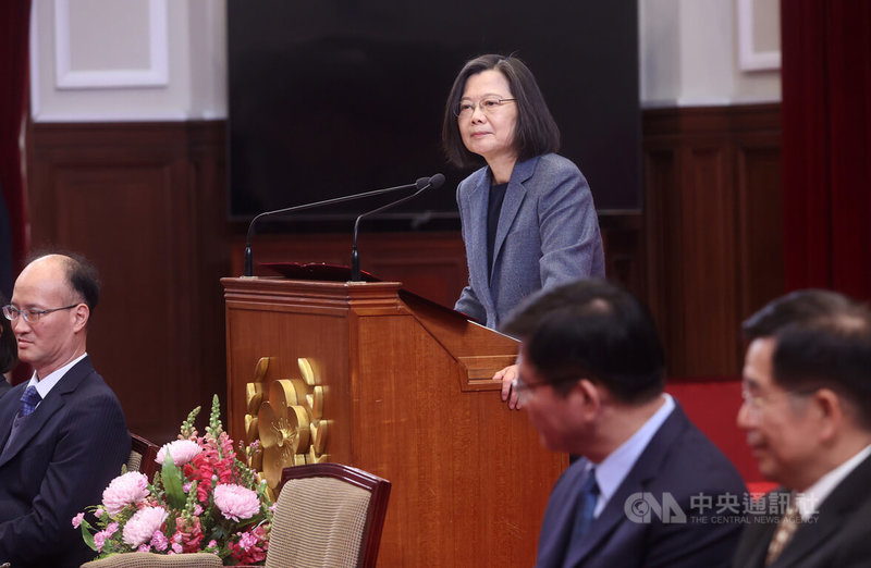 總統蔡英文(中)8日在總統府接見「2023年國際數理學科奧林匹亞競賽代表團」,蔡總統期盼,大家都能記得當前對於科學的熱情,無論未來在什麼樣的領域,都要懷抱理想,持續前進。中央社記者鄭傑文攝 113年1月8日
