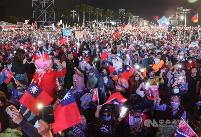 選前最後一個週末假日，國民黨7日選在高雄夢時代前廣場舉行「南台灣的怒吼」高雄團結勝利大會，現場與會者點亮手機燈光並同時揮舞手中國旗，表達對國民黨的支持力挺中央社記者鄭清元攝 113年1月7日