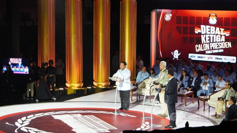 印尼7日舉行第3場總統大選辯論，主要聚焦外交、地緣政治及國安議題，3名候選人甘查爾（Ganjar Pranowo）（舞台中）、阿尼斯（Anies Baswedan）（右）及普拉伯沃（Prabowo Subianto）（左）針對南海及國防議題脣槍舌戰。中央社記者李宗憲雅加達攝  113年1月8日