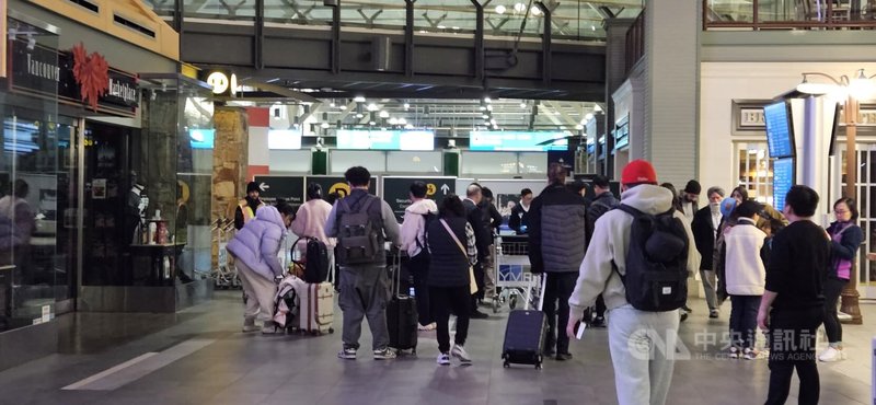 僑胞紛紛搭機回台灣投票，深夜的加拿大溫哥華機場不時聽到親切的台灣口音，僑胞都說神聖一票千萬不要浪費了。中央社記者程愛芬溫哥華攝  113年1月8日