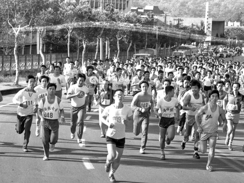 第一屆恆春馬拉松，男女選手共500人參加，經船帆石、鵝鑾鼻、佳樂水折返。（中央社檔案照片）