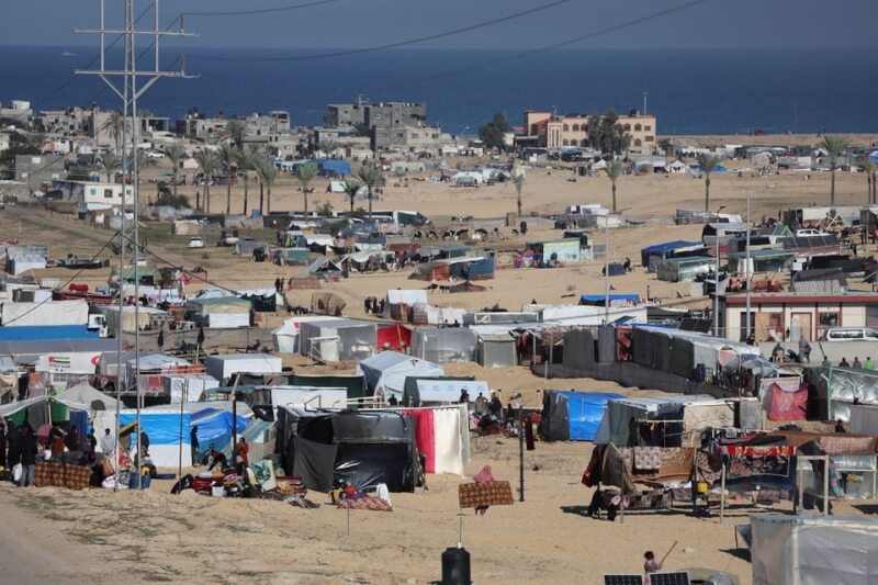 圖為巴勒斯坦人因戰爭逃離家園，在加薩南部靠近埃及邊境的地方避難。（路透社）