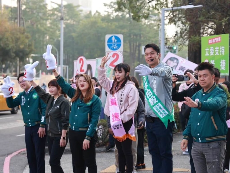 民進黨高雄市第3選區立委候選人李柏毅（右2）9日上午與第6選區立委候選人黃捷（右3）在左營、鼓山交界處路口拜票，市府經發局長廖泰翔（左1）與行政暨國際處處長張硯卿（左2）等到場催票。（李柏毅競選總部提供）中央社記者洪學廣傳真  113年1月9日