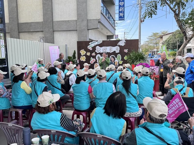 全球海外客家信賴助選團9日到高雄美濃為民進黨立委候選人邱議瑩加油打氣，邱議瑩丈夫李永得（後中，綠衣）在活動上致詞表達感謝。（邱議瑩競總提供）中央社記者林巧璉傳真  113年1月9日