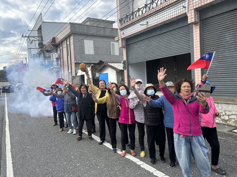 國民黨立委候選人黃建賓競選車隊8日下午經過台東市區,施放沖天炮,車隊走後沒多久,有住戶表示就聞到樓上有燒焦味,樓上煙霧瀰漫燒起來,居民立即用水自行滅火。(民眾提供)中央社記者李先鳳傳真 113年1月9日