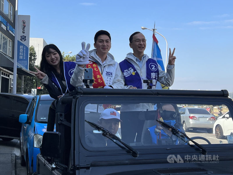 國民黨主席朱立倫(右)9日陪同黨籍台中市第4選區(西屯、南屯區)立委候選人廖偉翔(中)進行車隊掃街拜票,爭取民眾支持。中央社記者郝雪卿攝 113年1月9日