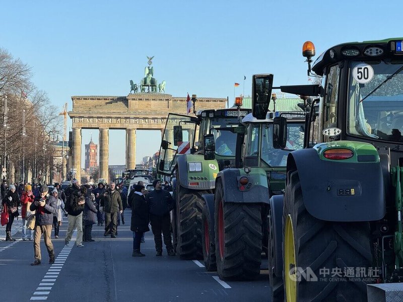 從1月7日晚間開始，德國各地農夫徹夜把拖拉機開上高速公路，駛往鄰近大城市抗議政府取消柴油稅補貼，1月8日清晨抵達柏林布蘭登堡門。中央社記者林尚縈柏林攝  113年1月9日