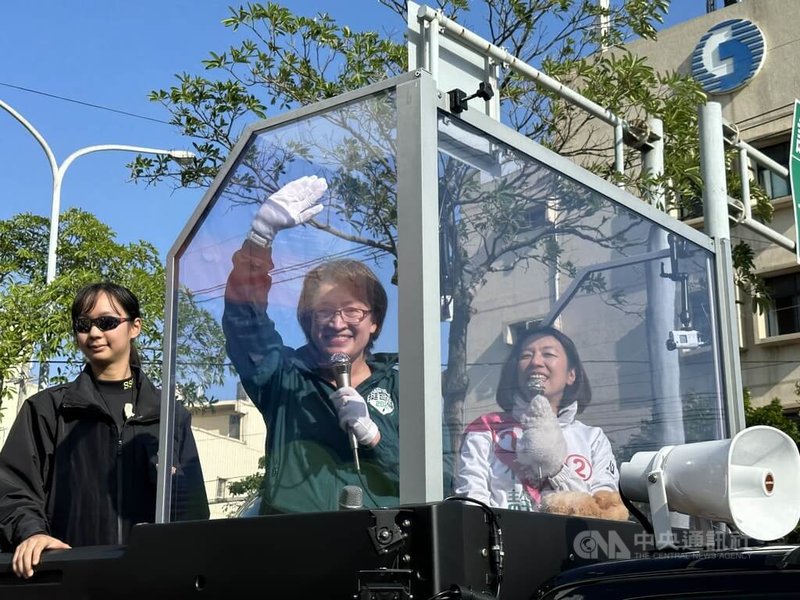 選戰進入倒數，民進黨副總統候選人蕭美琴（中）9日前往台中市，陪同爭取連任的黨籍立委林靜儀（右）以車隊掃街，沿途親切揮手致意。中央社記者趙麗妍攝  113年1月9日