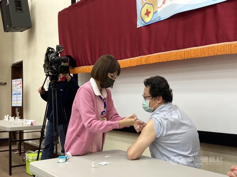 台北市COVID-19（2019冠狀病毒疾病）XBB疫苗接種率低，衛生局長陳彥元（右）9日挽袖接種，鼓勵民眾春節前趕快施打，保護自己與家人。中央社記者陳昱婷攝 113年1月9日