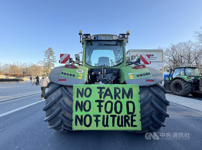 許多拖拉機上掛著車主針對政府取消農業補貼的訴求，認為若政府忽視農民的福祉，德國將沒有未來。中央社記者林尚縈柏林攝  113年1月9日