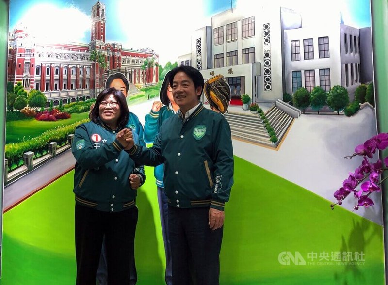 民進黨總統候選人賴清德(右)9日與黨籍嘉義市立委候選人王美惠(左)進行車隊掃街拜票,車掃結束回到王美惠競選總部時,兩人在畫有「賴桑分身」的手繪牆面前合影。中央社記者黃國芳攝 113年1月9日