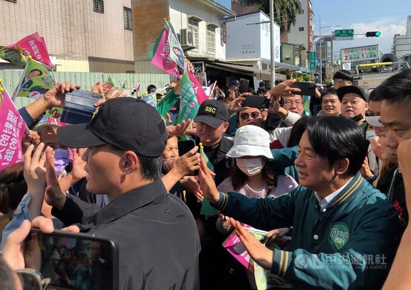 民進黨總統候選人賴清德(前右)9日現身嘉義,陪同黨籍立委候選人掃街拜票,受到大批鄉親熱情歡迎。中央社記者黃國芳攝 113年1月9日