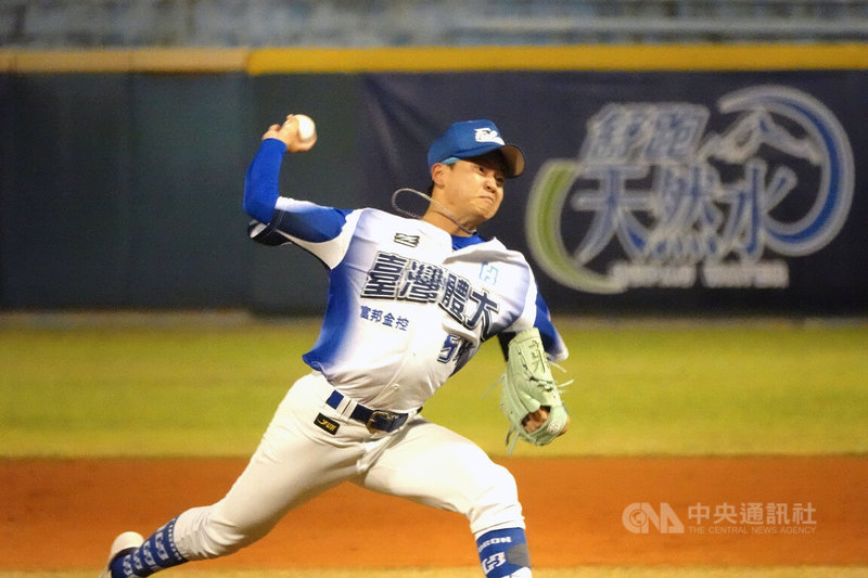 台灣體育運動大學棒球隊3姿勢怪投蔣鎮宇8日在112學年度UBL大專棒球聯賽複賽登板，後援3.2局飆6K無失分，他今年將再拚中職選秀。圖為蔣鎮宇8日出賽畫面。中央社記者謝靜雯攝  113年1月9日