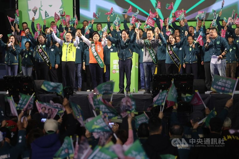 距離2024總統大選剩下4天，民進黨9日晚間在南投縣舉辦大型造勢晚會，黨籍總統候選人賴清德（台上前右4）與眾人攜手高喊「凍蒜」口號，懇請選民支持。中央社記者趙世勳攝  113年1月9日