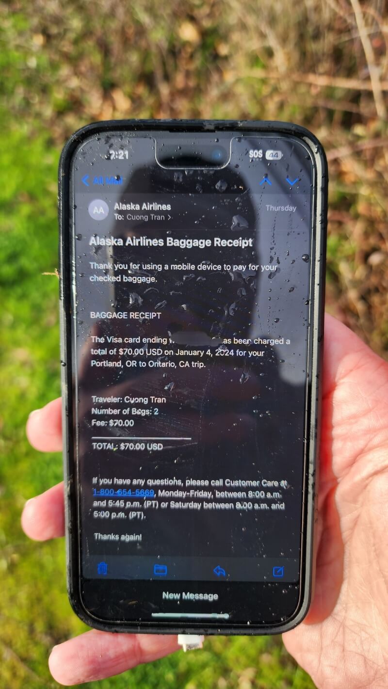 阿拉斯加航空日前一架客機在半空中掉艙門，一支iPhone手機從機上摔落，被一名男子在美國華盛頓州撿到。（圖取自twitter.com/SeanSafyre）