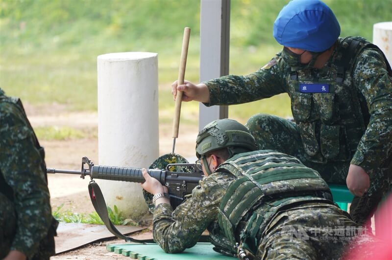 圖為2022年3月國軍教召員在新北市憲兵南勢埔靶場進行65K2步槍實彈射擊，訓練員在旁接彈殼。（中央社檔案照片）