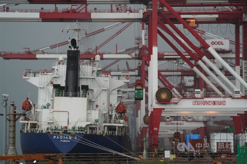 圖為停靠在高雄港區的貨櫃輪正進行貨櫃裝卸作業。（中央社檔案照片）